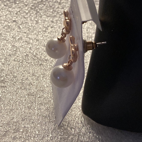 NWOT - Goldtone Sliding Bow Charm Pearl Necklace and Earrings Set - Picture 10 of 11